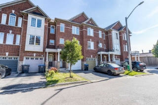 🏡📢Free Hold + Cozy & Beautiful Home In The Heart Of Brampton..!!  