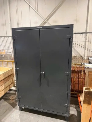 Strong hold 4â€˜ x 6â€˜ heavy duty steel cabinet only $1500