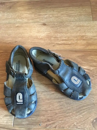 Toddler size 6 sandals $2