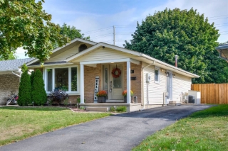 🏡📢Beautifully Renovated 3 Bedroom, 2 Bathroom Bungalow On A Huge 150Ft Lot...!!!  